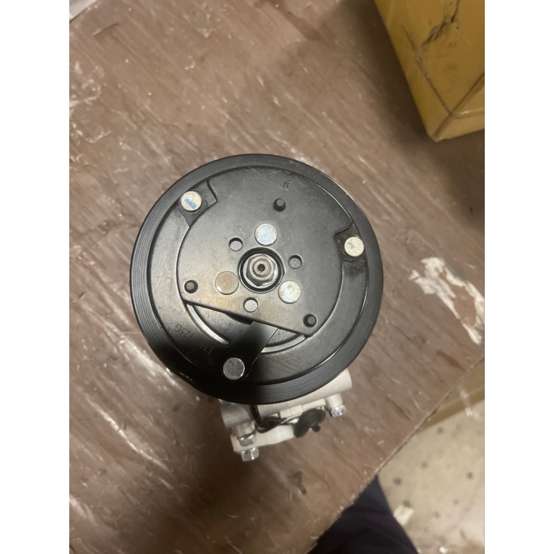 A/C Compressor AKC200A271A for Mitsubishi Fuso 1987-04(Ship to US Only)